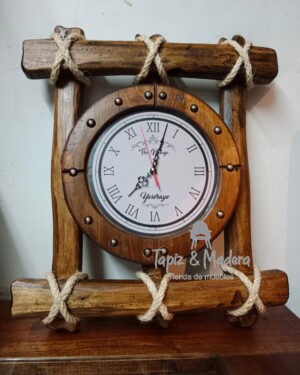 Reloj en madera huesitos