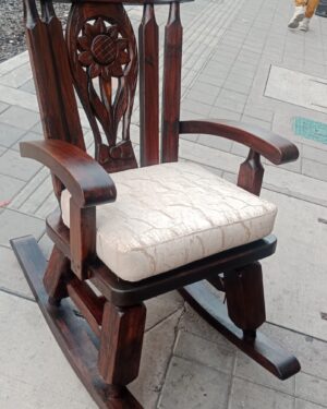 Mecedora en madera Shelsi