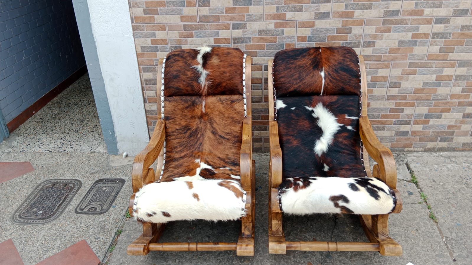 Mecedora Rollo en Madera Maciza y Cuero Legítimo – Tapiz y Madera - Imagen 3
