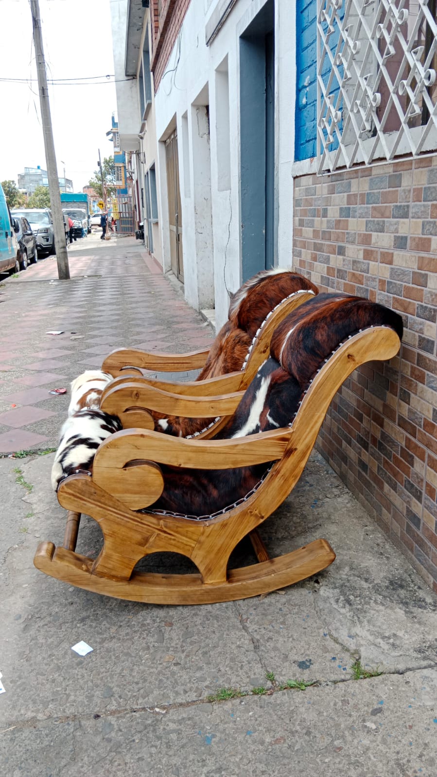 Mecedora Rollo en Madera Maciza y Cuero Legítimo – Tapiz y Madera - Imagen 2